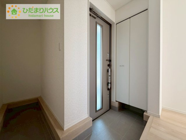 郡山市並木第1　新築戸建　5号棟の玄関|毎日「行ってきます」「ただいま」をいう玄関は小窓付で、明るく光が差し込みます。