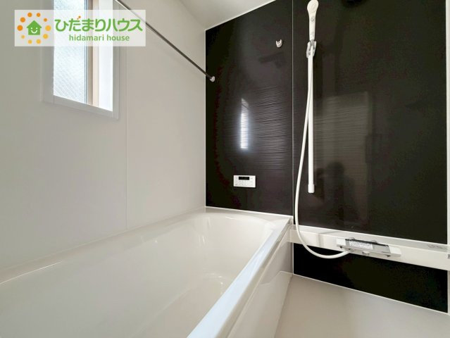 郡山市並木第1　新築戸建　5号棟の浴室|浴室には窓があり、換気が良好です。リラックスできるバスタイムを楽しむことができ、心地よい空間を提供します。