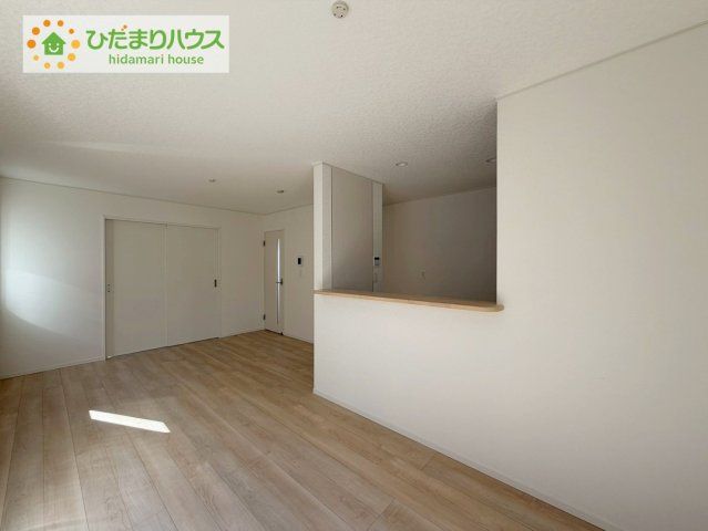 郡山市並木第1　新築戸建　5号棟の居間・リビング|ホワイトを基調としたLDKは、明るく上品な心地よさを演出してくれます。空間に広がりをもたらし、より一層広く感じさせてくれます。