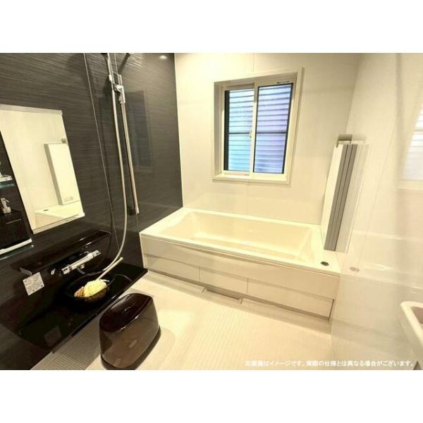 荏隈2　A棟の浴室|窓があり採光や換気に配慮されたバスルームです。浴槽は広さが確保されており快適に使えます。