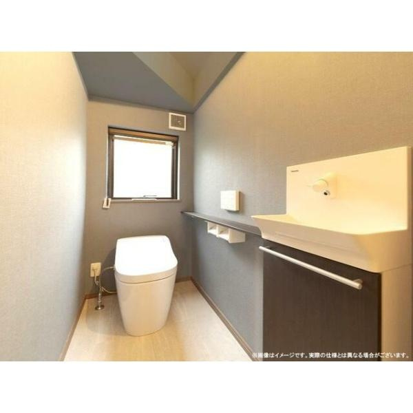 荏隈2　A棟のトイレ|シンプルで落ち着いた色合いの内装が特徴的です。窓があり換気もしやすい設計です。手洗いカウンターが設置されており使い勝手に配慮されています。