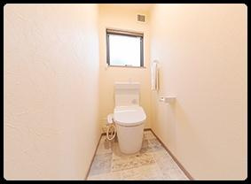 荏隈2　A棟のトイレ|窓からの採光で明るさを感じられるトイレです。壁や床が清潔感のある色合いとなっています。換気にも配慮された設計です。