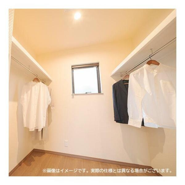 荏隈2　A棟の収納|明るい照明と窓からの採光で収納空間が快適に保たれています。広々としたウォークインタイプで衣類の整理や管理がしやすい設計です。