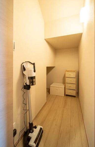 荏隈2　A棟の収納|縦長で奥行きのある収納スペースです。照明が配置され内部も見渡しやすい仕様になっています。収納ボックスや掃除用具がすっきりと収まります。床は木目調でお手入れもしやすいです。