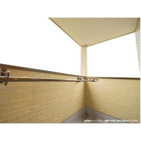 荏隈2　A棟のバルコニー|手すりには物干し竿が設置されています。上部には屋根があり天候の影響を受けにくく雨の日でも安心です。開放感を感じられる空間です。