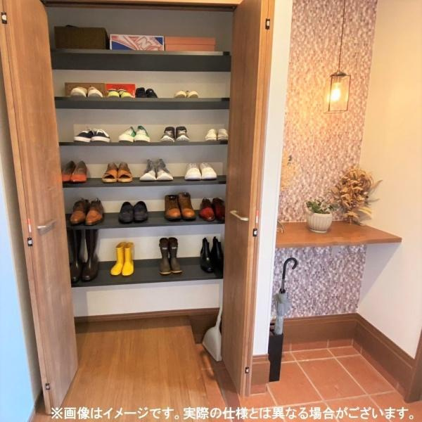 荏隈2　A棟の玄関|収納力のあるシューズクローゼットが備え付けられている玄関です。棚が複数段あり整理整頓しやすい仕様となっています。玄関脇には小物を置けるカウンターも設置されています。