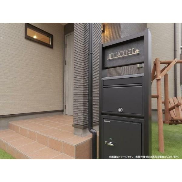 荏隈2　A棟の玄関|落ち着いた印象の玄関です。ポストと宅配ボックスが設置されており便利に利用できます。外壁の質感も上品で住まいの第一印象を引き立てます。