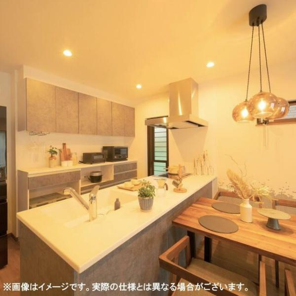 荏隈2　A棟の居間・リビング|キッチンからはリビング全体が見渡せます。家族とコミュニケーションを取りながら楽しくお料理できます♪