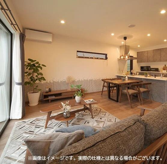 荏隈2　A棟の居間・リビング|大きな窓から自然光がたっぷりと入る開放的なリビングです。明るく清潔感のある雰囲気が魅力です。