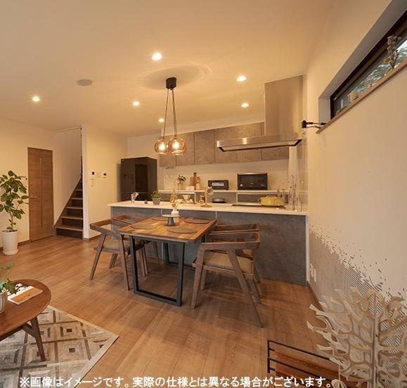 荏隈2　A棟の居間・リビング|リビングは広々とした空間で落ち着きのある内装が魅力です。木目調の床がやわらかな雰囲気を演出します。