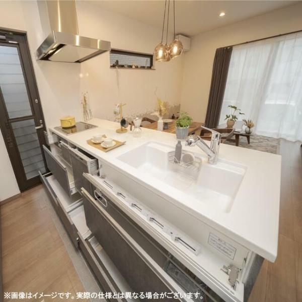 荏隈2　A棟のキッチン|開放感のあるキッチンは明るい空間が広がります。シンプルなデザインでお手入れもしやすく機能的な設備が特徴です。収納スペースも充実しており日々の作業が快適に行えます。