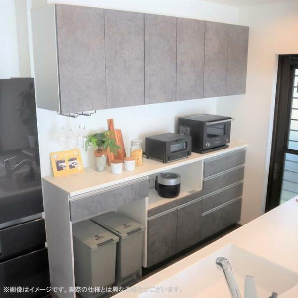 荏隈2　A棟のキッチン|収納スペースが充実しています。。作業スペースも広めに設計されています。