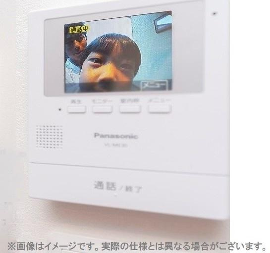 大在汐見　A棟のその他|来訪者の確認ができるモニター付きインターホンを設置しています。外部からの訪問も安心して対応できます。画質もクリアなので使いやすい仕様となっています。操作ボタンが見やすくシンプルなデザインです。