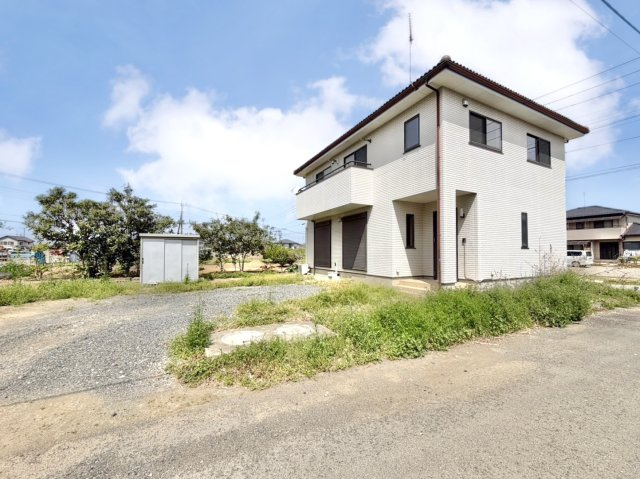 【中古戸建】羽生市大字藤井下組の外観|■外観｜白ベースの外観は清潔感あふれる明るい印象的で、周囲の景観にも自然と調和しながらやわらかく上品な雰囲気を演出させてくれます♪