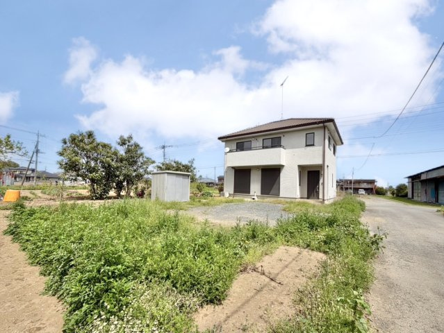 【中古戸建】羽生市大字藤井下組の外観|■外観｜周囲の見渡しが良く、車の出入りの際も安全確認がしやすいため、小さなお子様がいるご家庭でも安心です。