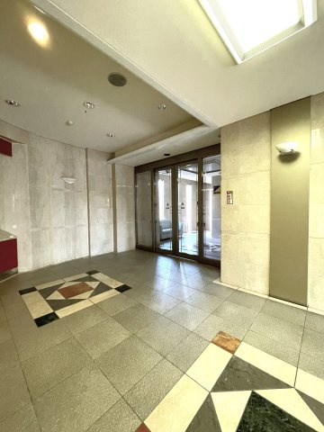 アルファステイツ梅ノ辻のその他共用部分|広々としたエントランスです。ソファもあるため来客時にも便利です。