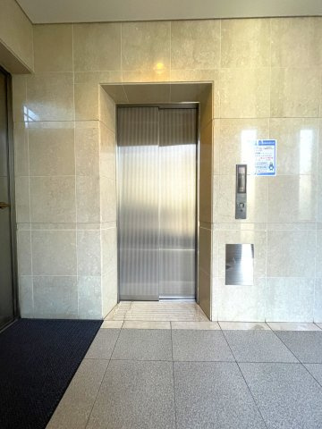 アルファステイツ梅ノ辻のエントランス|エレベーターは一基です。