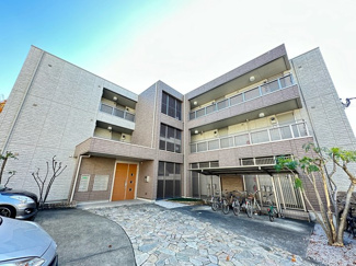 【外観】 | 小田急線「新百合ヶ丘」駅まで徒歩7分！便利な立地の3階建てマンションです♪通勤通学はもちろん、お買い物やお出かけにもGood☆