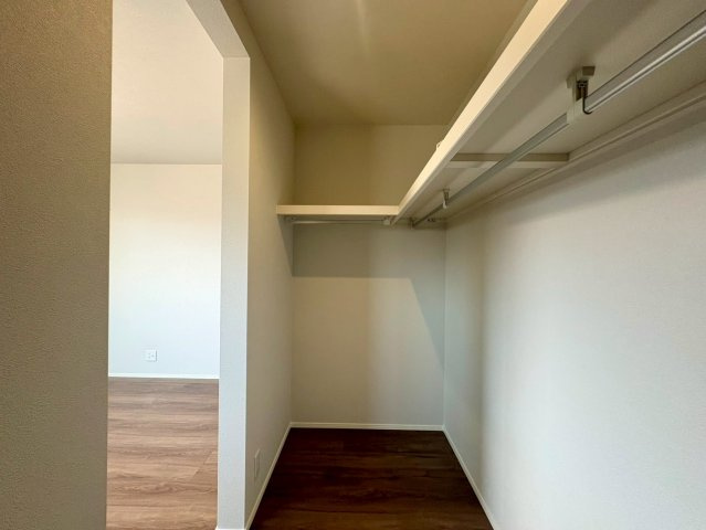 「憧れのペニンシュラ型キッチン」高知市鴨部9　新築一戸建ての収納|ハンガーパイプと上部棚を備えた収納。お洋服を掛けたままスッキリきれいに保管できます。