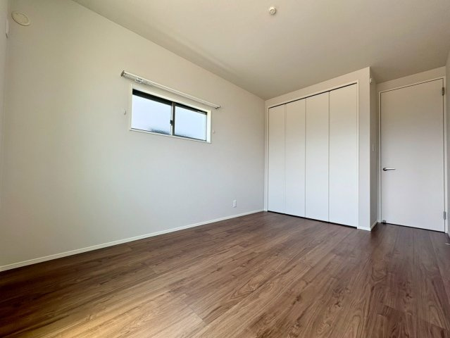 「憧れのペニンシュラ型キッチン」高知市鴨部9　新築一戸建ての洋室|２面採光の明るい洋室。クローゼット付きで、お部屋のスペースを広々有効に使うことができます。
