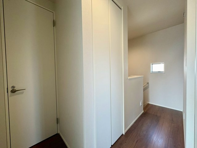 「憧れのペニンシュラ型キッチン」高知市鴨部9　新築一戸建ての収納|廊下部分に設けた便利な収納。掃除用具や日用品のストック置きに最適です。