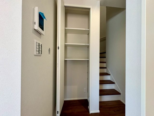 「憧れのペニンシュラ型キッチン」高知市鴨部9　新築一戸建ての収納|仕切り棚の高さを自由に変えられる可動棚仕様。無駄なくスペースを活用して収納可能です。