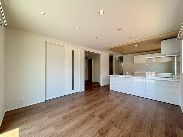 「憧れのペニンシュラ型キッチン」高知市鴨部9　新築一戸建ての居間・リビング|明るい光が差し込む広々としたLDK。家族みんなが自然と集まり、ゆったり寛げる空間です。