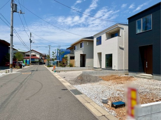「憧れのペニンシュラ型キッチン」高知市鴨部9　新築一戸建ての前面道路含む現地写真|すっきりとした前面道路で車の出し入れもスムーズ。落ち着いた雰囲気の閑静な住宅街です。
