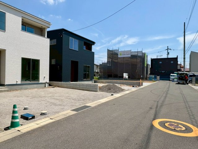 「憧れのペニンシュラ型キッチン」高知市鴨部9　新築一戸建ての前面道路含む現地写真|青空に映えるスタイリッシュな街並み。新しい暮らしをスタートするのにぴったりの環境です。