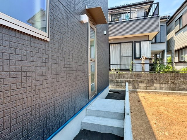 「憧れのペニンシュラ型キッチン」高知市鴨部9　新築一戸建てのその他|勝手口側には便利なステップを設置。ゴミ出しや荷物の搬入など、日常の家事動線を支えます。
