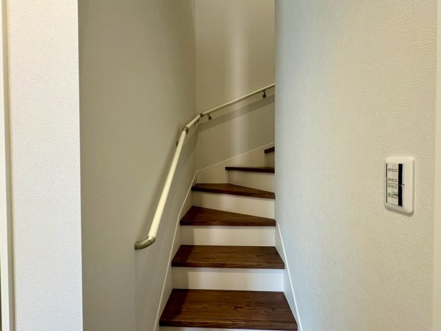 「憧れのペニンシュラ型キッチン」高知市鴨部9　新築一戸建ての内装|小さなお子様やご高齢のご家族も安心して昇り降りできる、安全面に配慮した手すり付き。