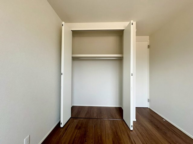 「憧れのペニンシュラ型キッチン」高知市鴨部9　新築一戸建ての収納|お洋服をきれいに掛けられるハンガーパイプ付き。お部屋をすっきりと広く使えます。
