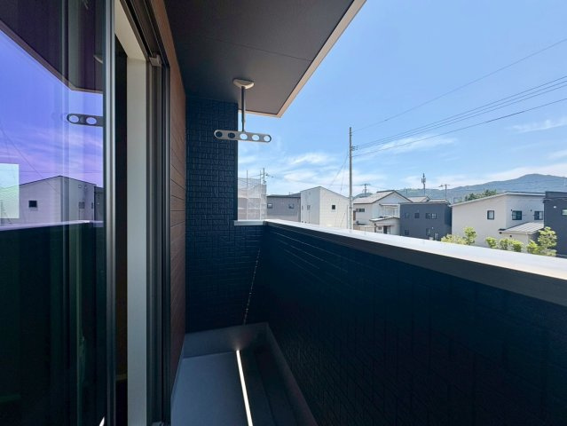 「憧れのペニンシュラ型キッチン」高知市鴨部9　新築一戸建てのバルコニー|陽当たりが良く、洗濯物も気持ちよく乾くバルコニー。青空が広がる開放的な空間です。