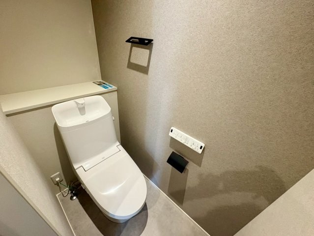 「憧れのペニンシュラ型キッチン」高知市鴨部9　新築一戸建てのトイレ|お手入れしやすいスッキリとしたデザイン。温水洗浄機能付きで毎日快適にお使いいただけます。
