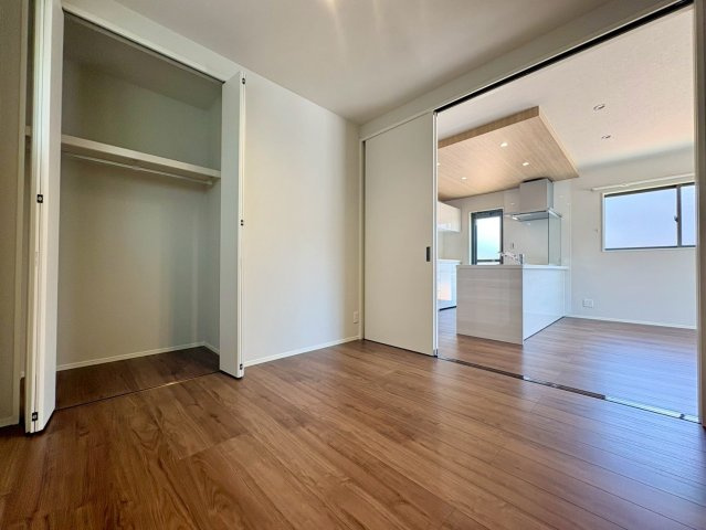 「憧れのペニンシュラ型キッチン」高知市鴨部9　新築一戸建ての洋室|木の温もりを感じるフローリング。クローゼット付きで衣類や荷物もすっきりと片付きます。