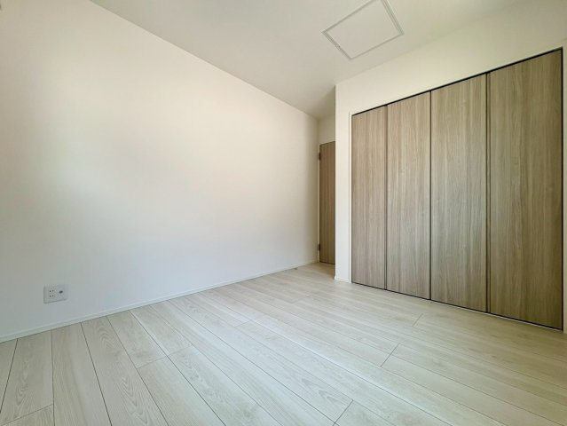 「駐車３台可能」高知市鴨部8　新築一戸建ての洋室|飽きのこないシンプルなデザイン。クローゼット付きでお部屋をすっきりと保てます。