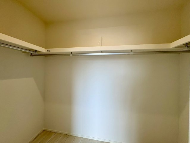 「駐車３台可能」高知市鴨部8　新築一戸建ての収納|上部棚付きでデッドスペースを有効活用。お洋服や普段使わない荷物もたっぷり収納可能。