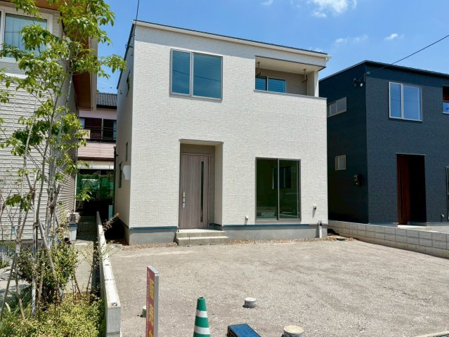 「駐車３台可能」高知市鴨部8　新築一戸建ての外観|スタイリッシュで洗練されたモダンな外観デザイン。並列駐車もしやすいゆとりのある設計です。
