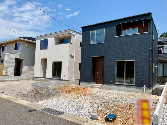 「駐車３台可能」高知市鴨部8　新築一戸建ての外観|モダンな色遣いが目を引くお洒落な外観。陽当たりや通風も考慮されたこだわりの住まいです。