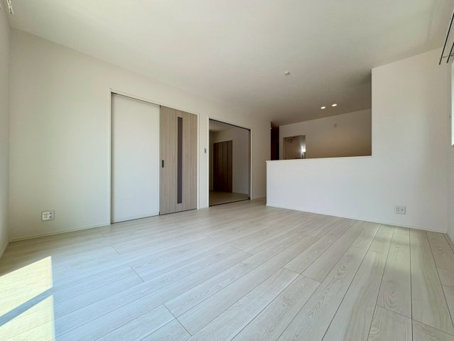 「駐車３台可能」高知市鴨部8　新築一戸建ての居間・リビング|明るい光が差し込む広々LDK！家族みんなが自然と集まる、ゆったりくつろげる心地よい大空間。