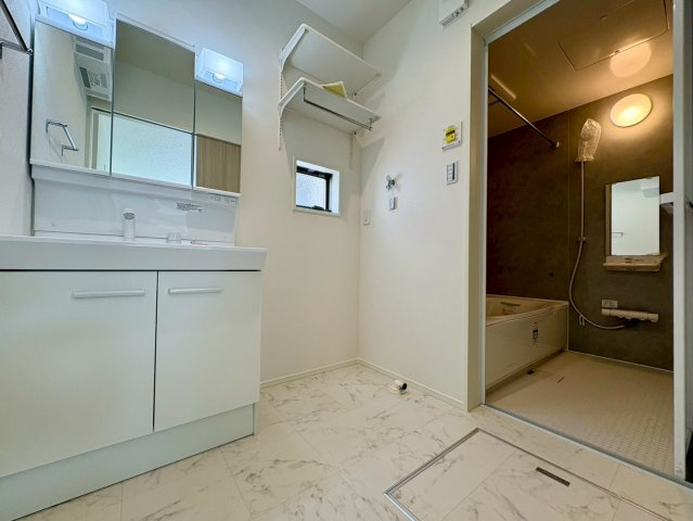 「駐車３台可能」高知市鴨部8　新築一戸建ての独立洗面台|身支度がスムーズにできる三面鏡仕様の独立洗面台。鏡の裏や足元など、充実の収納スペース付き。