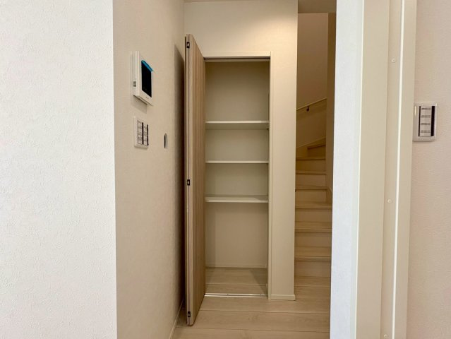 「駐車３台可能」高知市鴨部8　新築一戸建ての収納|荷物の大きさに合わせて棚の高さを変えられる、便利な可動棚付きの収納スペースです。