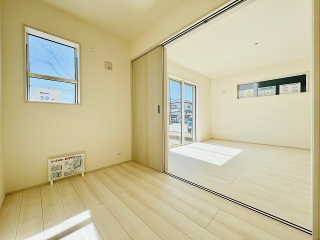 伊勢崎富塚町の洋室|リビングに隣接する3.7帖の洋室は、キッズスペースや家事スペースとしても♪