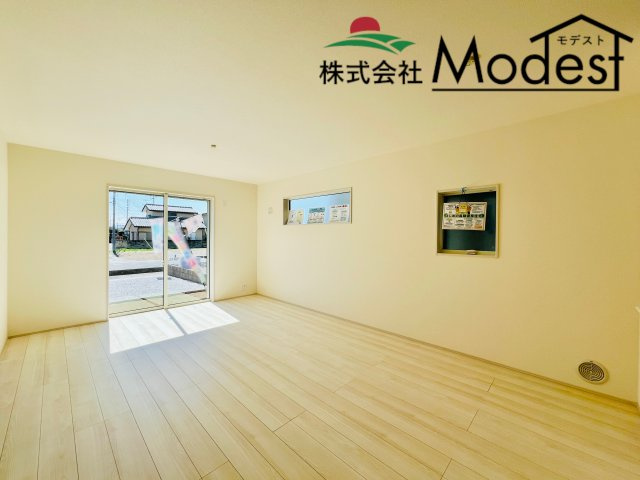 伊勢崎富塚町の居間・リビング|大きな窓から明るい日差しが差し込む16.7帖リビング◎