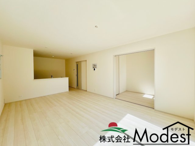 伊勢崎富塚町の居間・リビング|家具の配置も考えやすく、ご家族も自然と集まるLDK♪