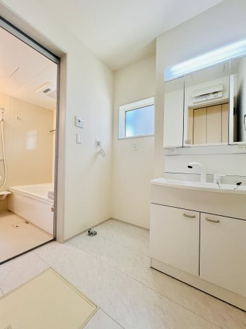 伊勢崎富塚町の独立洗面台|洗濯機を設置してもゆとりのある洗面脱衣所◎