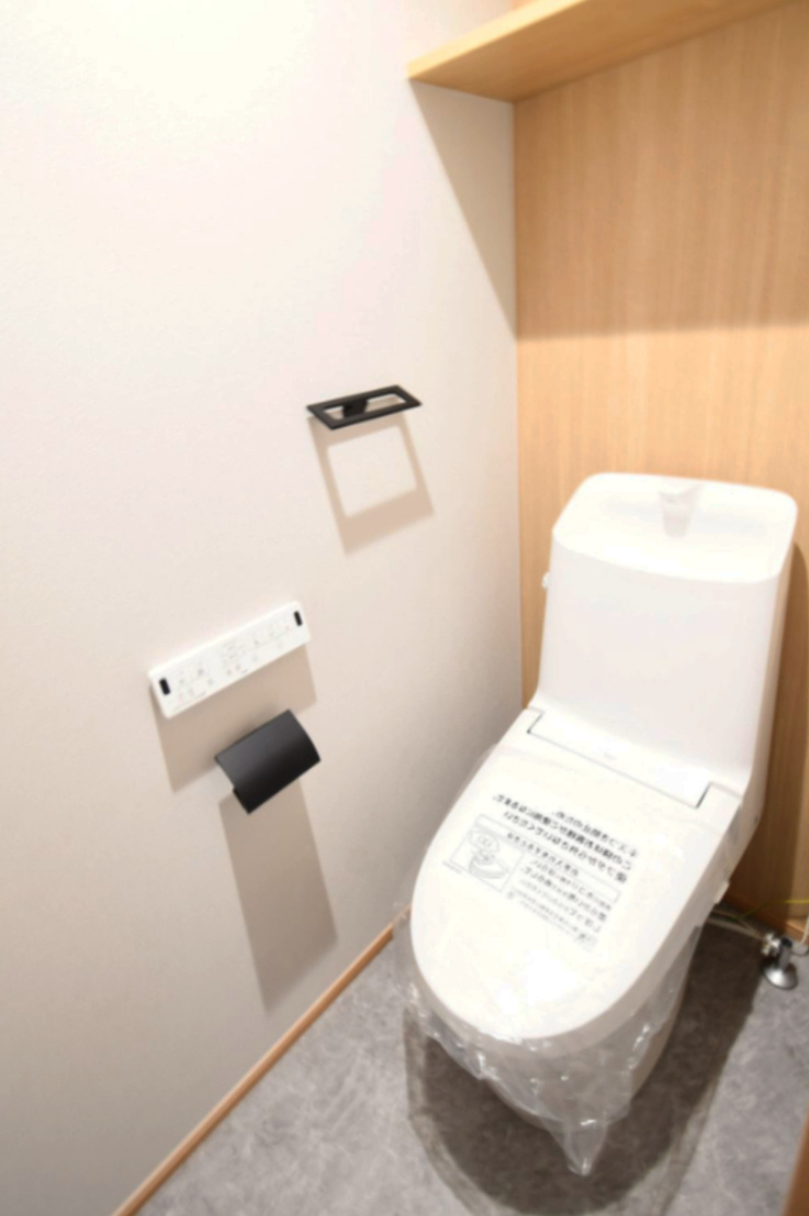 香南市野市町西野　新築一戸建て⑦のトイレ|2階にもトイレがあるので忙しい朝なども助かりますね。