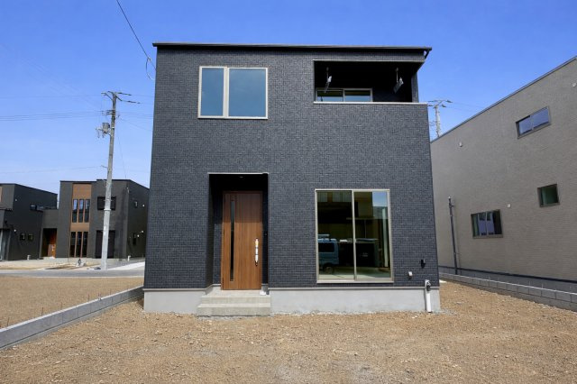 香南市野市町西野　新築一戸建て⑦の外観|南向きで日当たり良好！広々駐車スペースは5台駐車可能！洗練されたデザインと機能性を両立した新築2階建てです☆