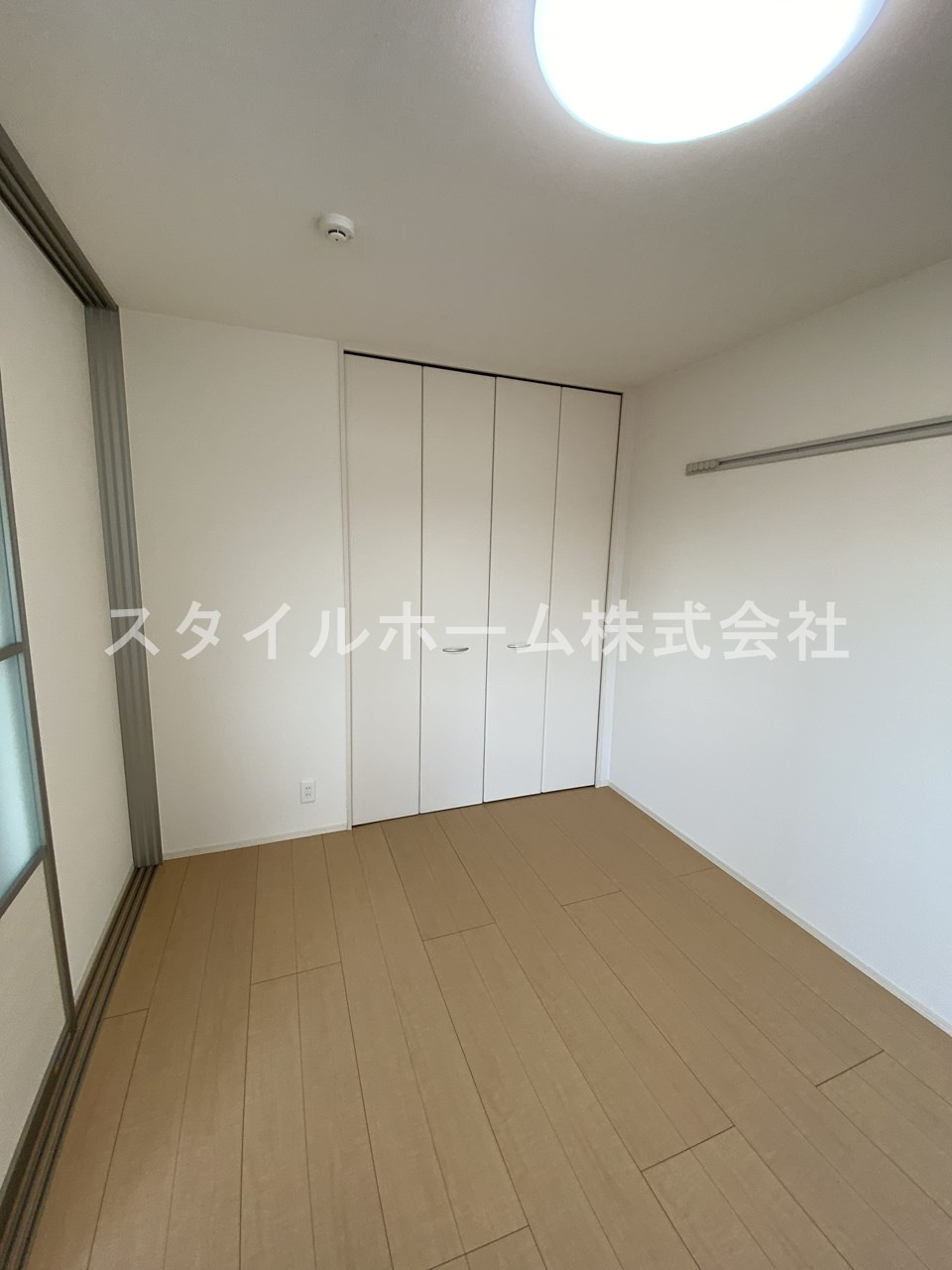 イールコートＡ棟の内装|別部屋写真です。