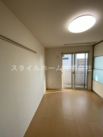 イールコートＡ棟の居間・リビング|別部屋写真です。